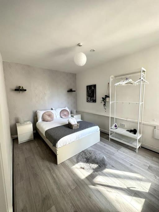 Stunning 2-bed Near London. Apartment *