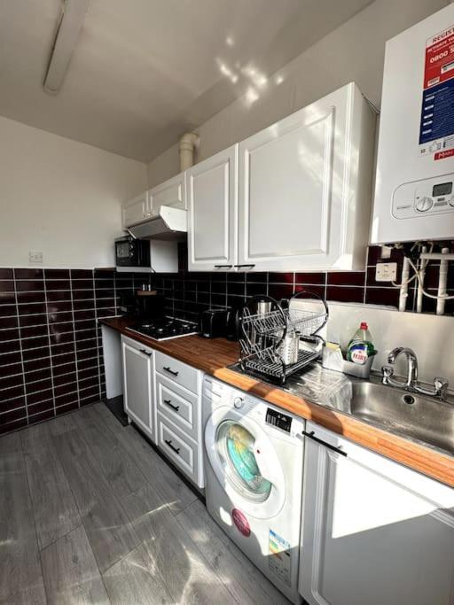 Stunning 2-bed Near London. Apartment *